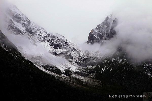 极具布依族特色的漩涡纹,隐喻着布依族对于水这以万物之源的崇敬